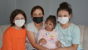 Mikrosefali hastası Sahra kendisini ameliyat edecek doktor bulamıyor