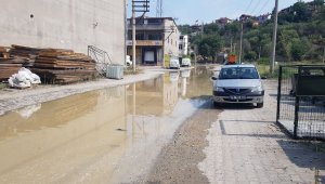 Patlayan su borusu yolları göle çevirdi