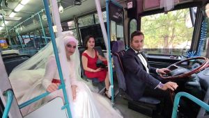Tanıştıkları Halk otobüsünü gelin arabası yaptı