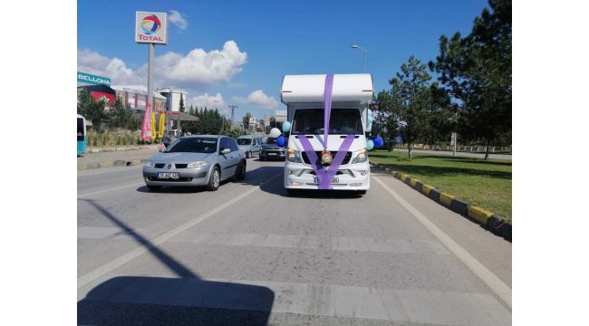 Gelin arabası olarak karavanı seçtiler