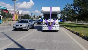 Gelin arabası olarak karavanı seçtiler