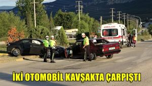 İki otomobil kavşakta çarpıştı: 4'ü kadın 6 yaralı