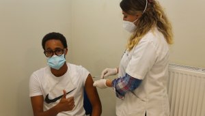 KBÜ'de öğrenciler aşılarını aşı uygulama merkezinde oluyor