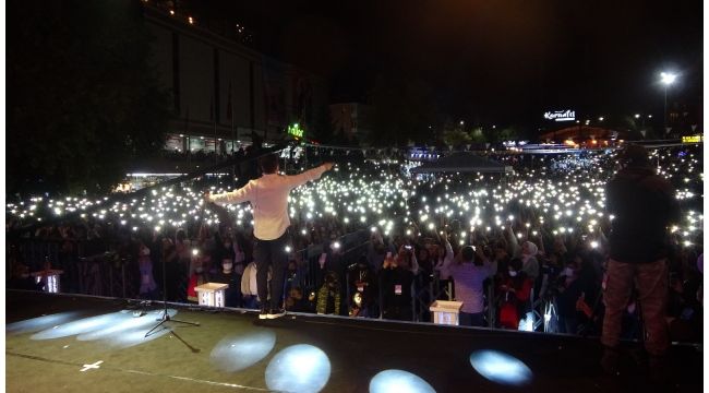 Ünlü şarkıcı Altın Safran Festivali'nde hayranlarını coşturdu