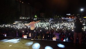 Ünlü şarkıcı Altın Safran Festivali'nde hayranlarını coşturdu