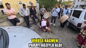 Virüse rağmen parayı ağzıyla aldı