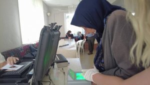 Yaşlı, hasta ve engellilerin kimlikleri evlerinde veriliyor