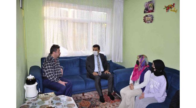 Milli Eğitim Müdürü velileri ziyaret etti
