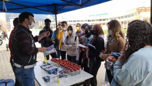 Polis üniversite yerleşkesinde öğrencileri terör ve uyuşturucuya karşı bilgilendirdi