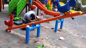 Safranbolu'da hasar gören çocuk parkları tamir ediliyor
