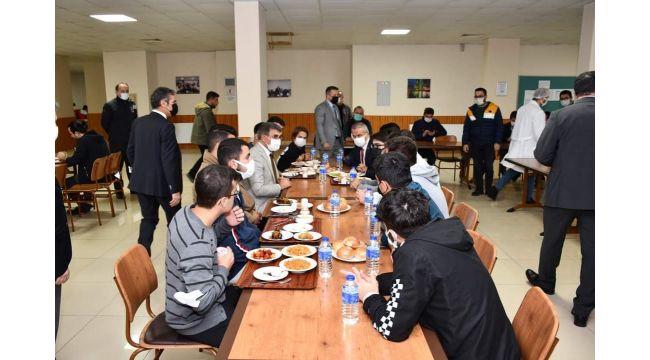 Vali Gürel KYK Yurdunda öğrencilerle bir araya geldi