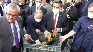 Bakan Varank satın aldığı simitleri vatandaşlara dağıtıp alışveriş yaptı