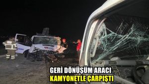 Geri dönüşüm aracı kamyonetle çarpıştı: 3 yaralı