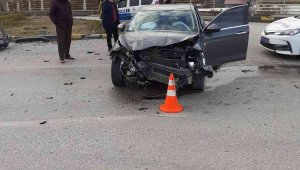 Karabük'te iki otomobil çarpıştı: 3 yaralı