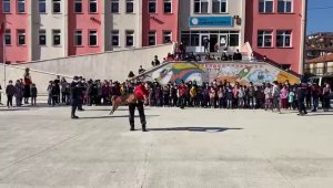 Öğrenciler narkotik köpeğinin gösterisini heyecanla izledi