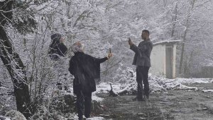 1030 rakımlı Ahmetusta geçidi kar yağışıyla beyaza bürüdü