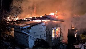 Karabük'te alevler geceyi aydınlattı, iki katlı ev kül oldu