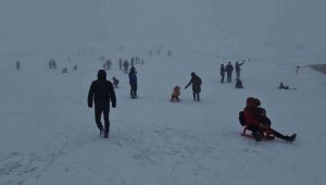 Karabük'te kar yağışını gören 2 bin rakımlı Keltepe Kayak Merkezi'ne koştu