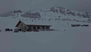 Keltepe Kayak Merkezi'nde kar kalınlığı 1 metreye ulaştı