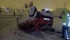 Refüje çarpan otomobil takla attı, öğrenciler yara almadan kurtuldu