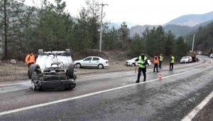 Takla atan otomobil sürücüsü yaralandı