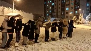 Üniversite öğrencileri penguen dansı ile karın keyfini çıkardı