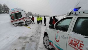 Ambulans kara saplandı, imdadına UMKE ve karayolları ekipleri yetişti