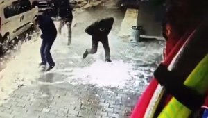 Kaldırımda yürüyen vatandaşların üzerine çatıdan kar kütlesi düştü
