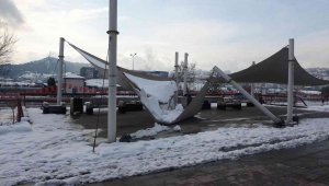 Kar ağırlığını kaldıramaya brandalar çöktü, direkler yıkıldı