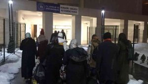 Kar nedeniyle yollar kapandı, yolcular öğrenci yurduna yerleştirildi