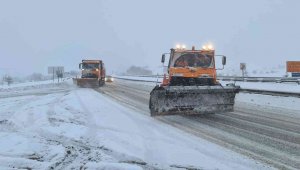 Kar yağışı nedeniyle trafiğe kapanan yol yeniden ulaşıma açıldı