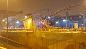 Karların biriktiği dolmuş durağının brandaları çöktü