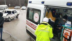 Kavşakta çarpıştılar: 2 yaralı