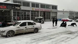 Kimisi buz tutan göl üzerinde, kimi ise araç arkasında kaydı