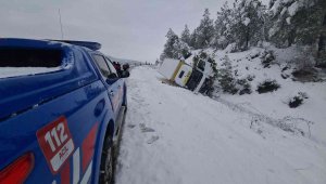 PTT kargo kamyonu yoldan çıkarak devrildi
