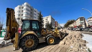 Safranbolu'da kar yığınları toplanıyor
