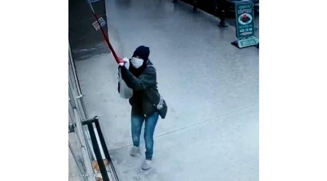 Türk bayrağına saldıran kadın hastanede gözlem altına alındı