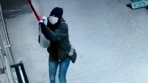 Türk bayrağına saldıran kadın hastanede gözlem altına alındı