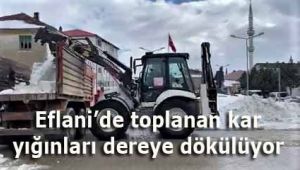 Eflani'de toplanan kar yığınları dereye dökülüyor