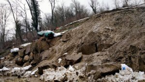 Eriyen kar heyelana neden oldu, duvarlar yıkıldı