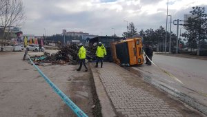 Karabük'te hurda yüklü kamyon devrildi