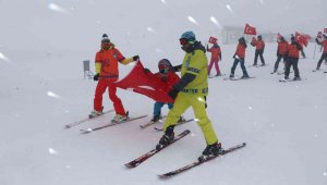 Keltepe Kayak Merkezi tatilin son gününde ziyaretçi akınına uğradı
