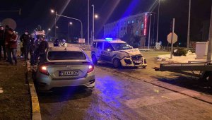 Kırmızı ışıkta geçen polis aracı kavşakta otomobille çarpıştı