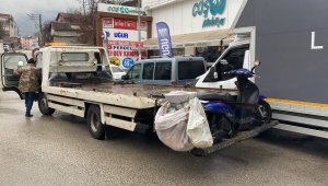 Motosiklet sürücüsü kamyonet altında kalmaktan kıl payı kurtuldu