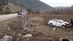 Yoldan çıkan otomobil elektrik direğine çarparak tarlaya uçtu: 4 yaralı