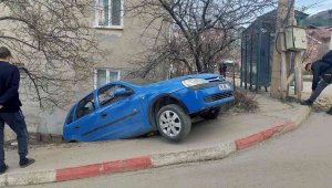 El freni çekilmeyen evin bahçe duvarında askıda kaldı