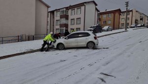 Karabük'te buzlanan yollar sürücülere zor anlar yaşattı
