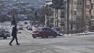 Karabük'te yollar buz pistine döndü, kazalar ardı ardına geldi