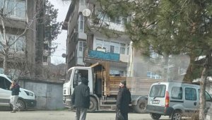 Komşuları ihbar etti, bir kamyon çöp boşaltıldı