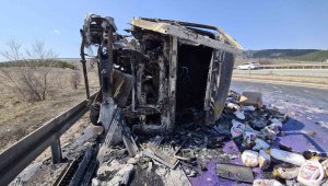 Metrelerce sürüklenen tır alev aldı, yüzlerce çocuk bezi ve deterjan yola savruldu